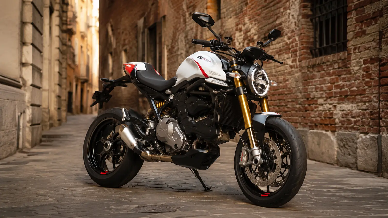 АВТО 1000309 бело-красный Ducati Monster SP в городской арке