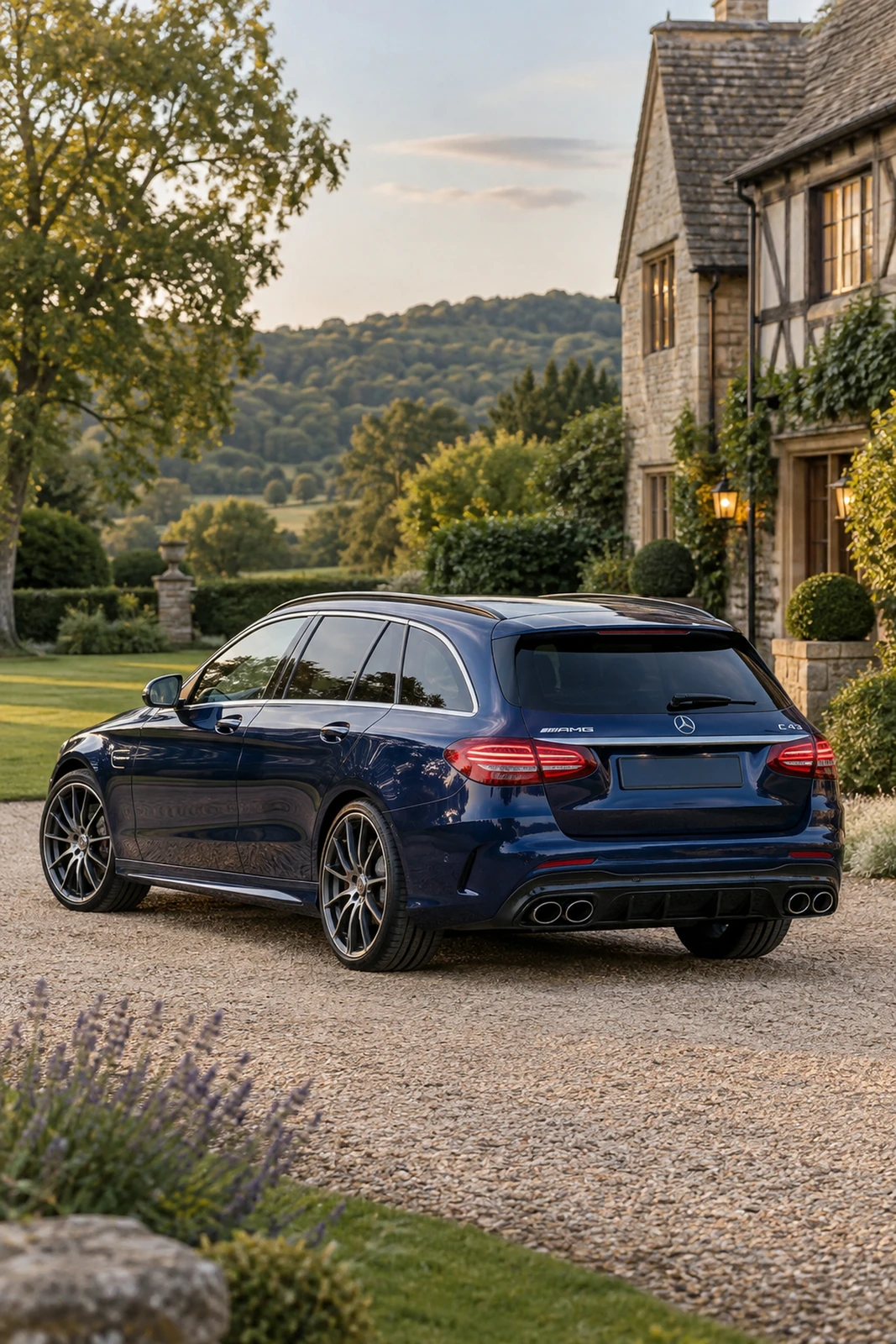 АВТО 1007673 синий Mercedes AMG C43 Estate у загородного дома