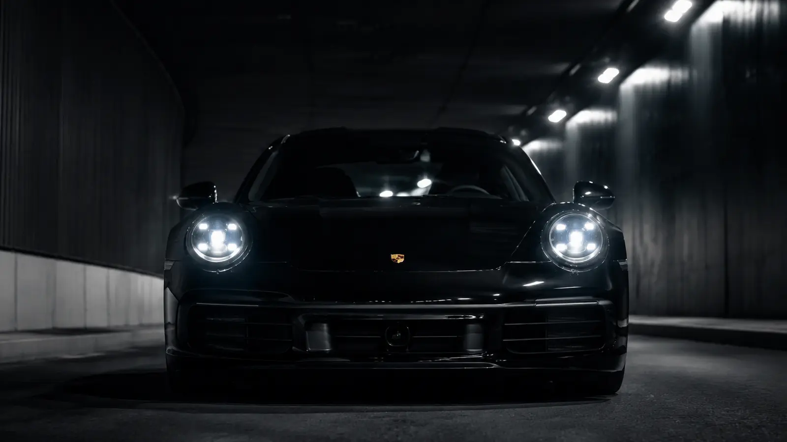 АВТО 1000599 чёрный Porsche 911 Turbo S с фарами в тоннеле