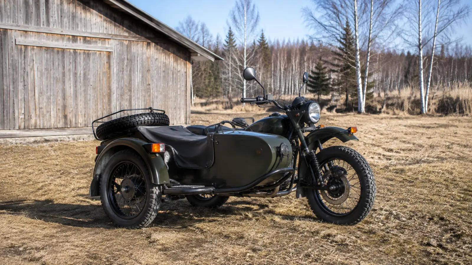 АВТО 1000089 оливковый Ural Gear Up с коляской у мастерской