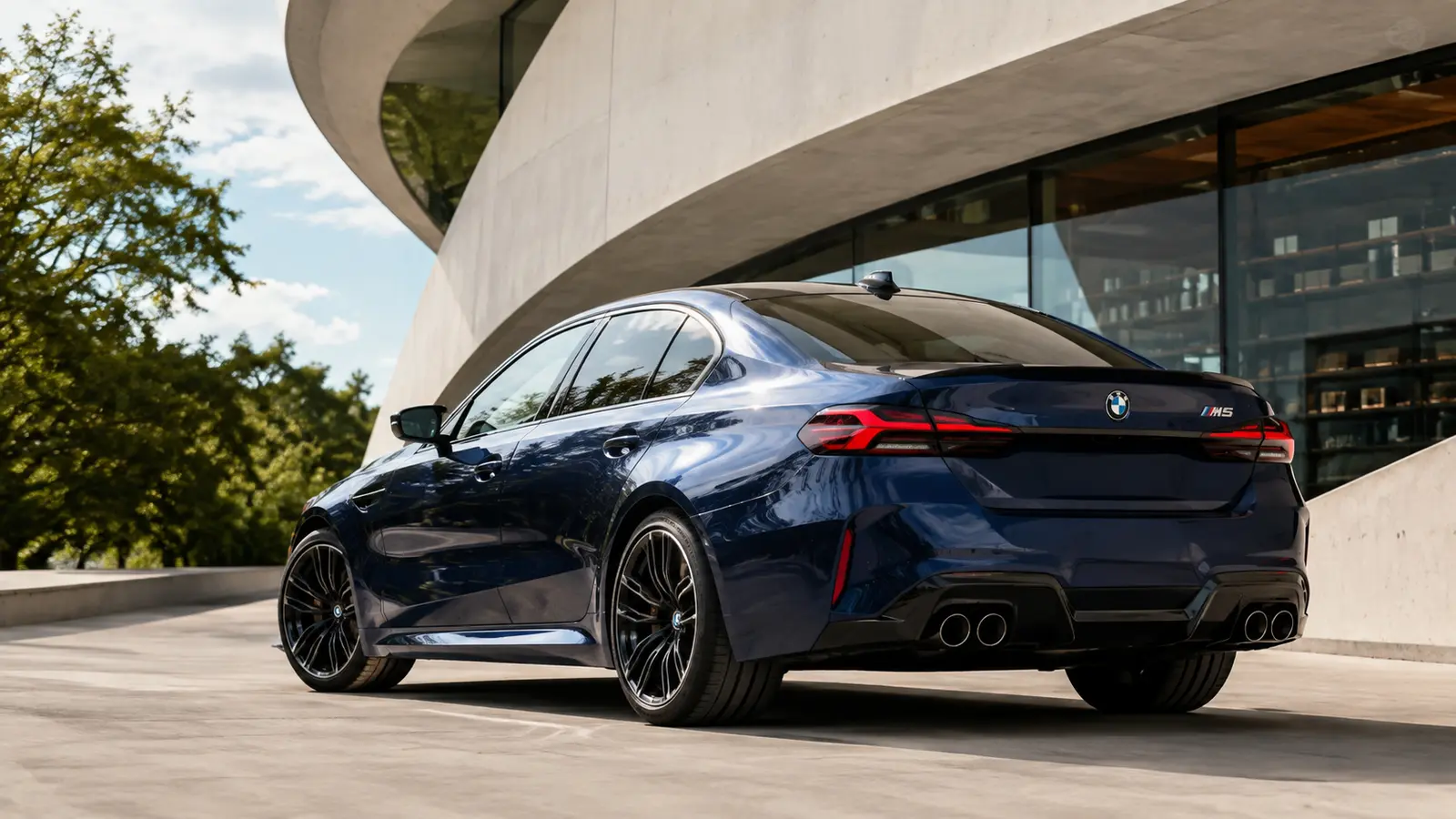 АВТО 1000952 синий BMW M5 у современной библиотеки