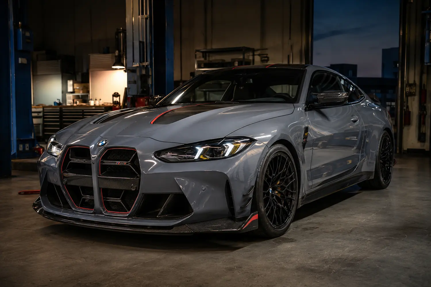 АВТО 1003817 прокаченный серый BMW M4 CSL в вечерней мастерской