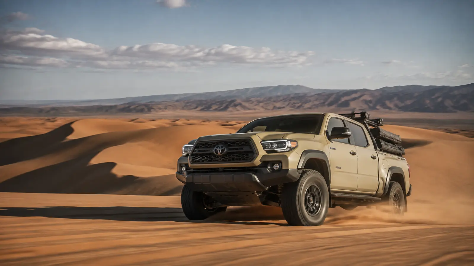АВТО 1001079 песочный Toyota Tacoma на дюнах