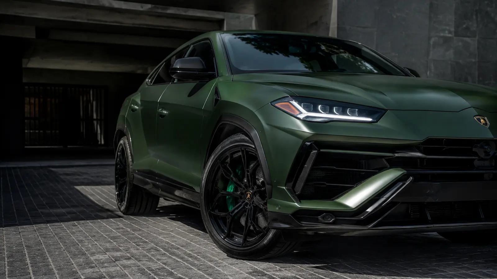 АВТО 1000275 тёмно-зелёный Lamborghini Urus Performante крупным планом