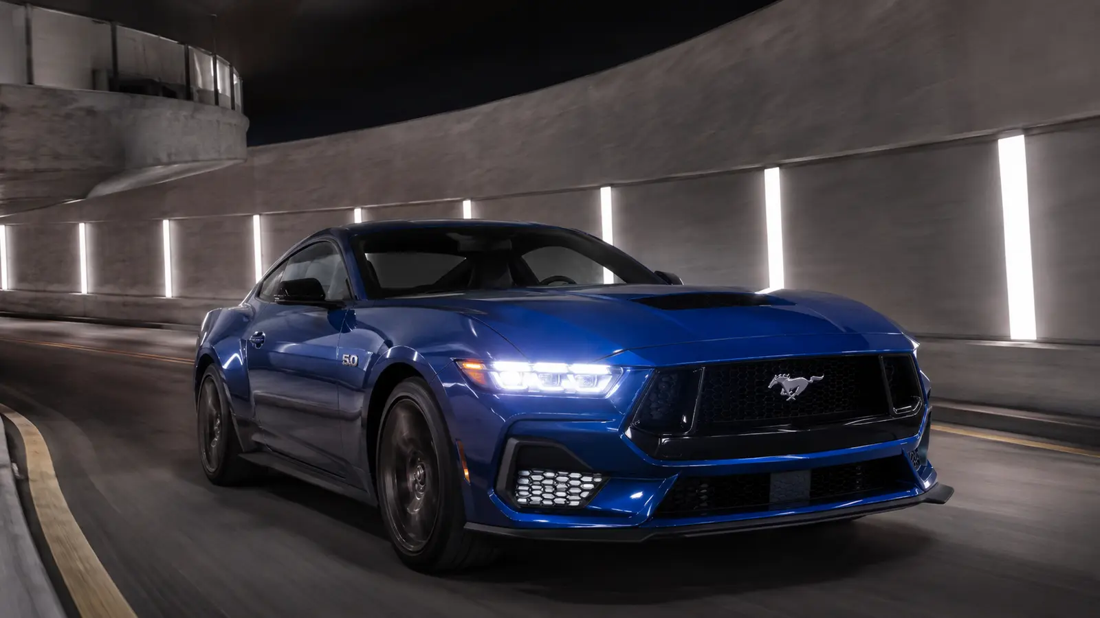 АВТО 1001968 синий Ford Mustang GT в движении по подземному паркингу