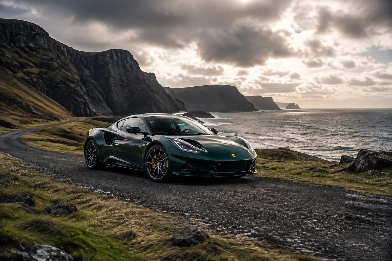 АВТО 1003583 зелёный Lotus Emira на атлантическом побережье