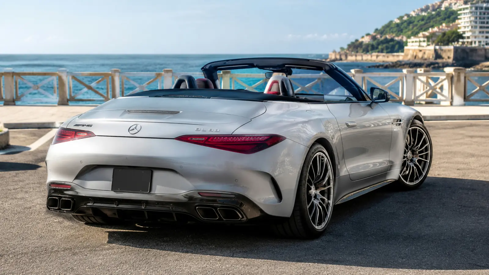 АВТО 1002913 серебристый Mercedes AMG SL 63 крупно на морской набережной