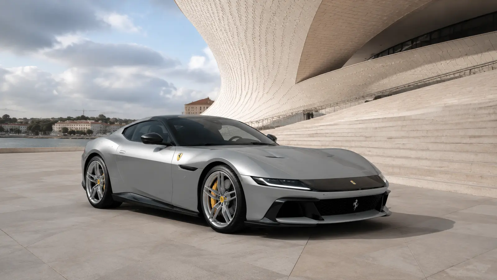 АВТО 1001485 Серебристый Ferrari 12Cilindri у современной оперы
