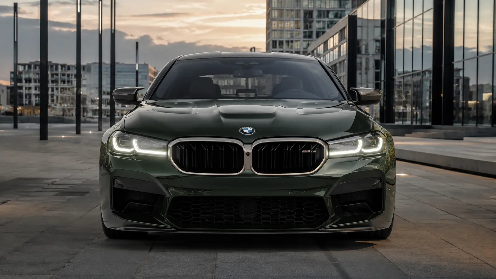 АВТО 1001800 зелёный BMW M5 CS на городской площади