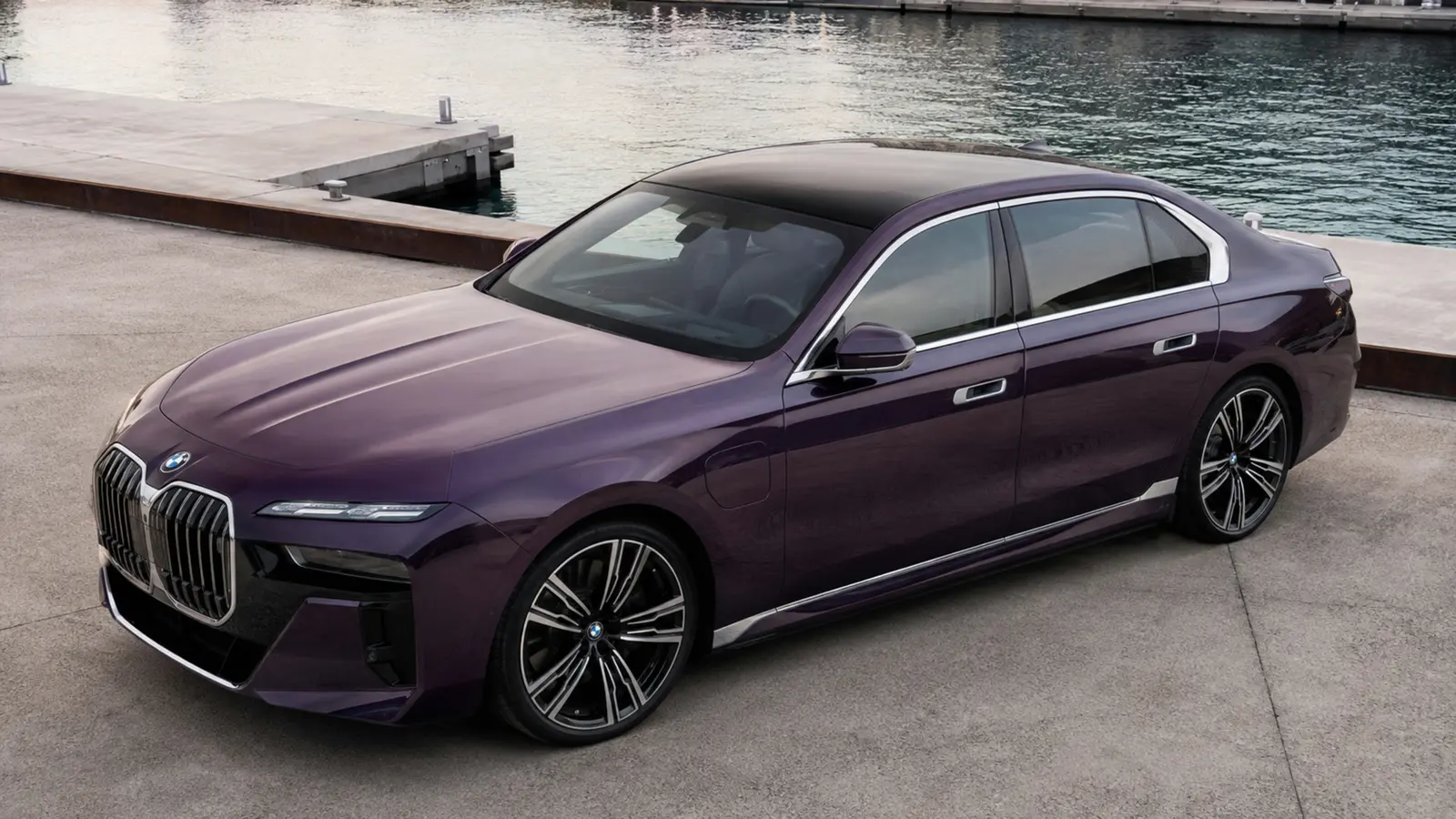 АВТО 1003245 фиолетовый BMW 750e крупно сверху по диагонали