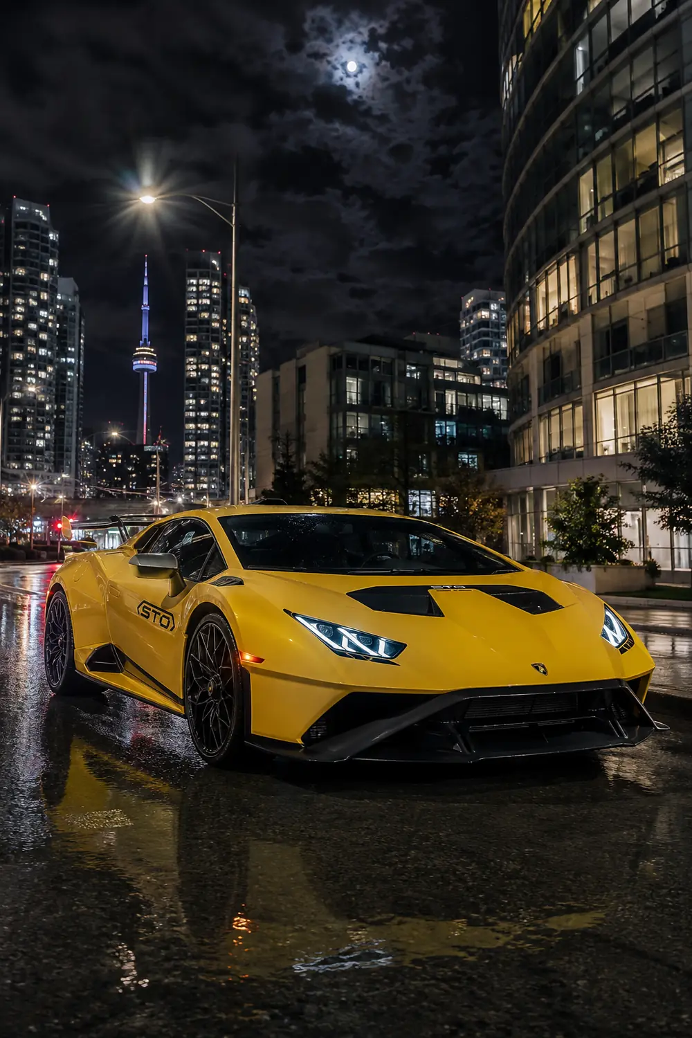 АВТО 1003846 жёлтая Lamborghini Huracan STO в ночном Торонто