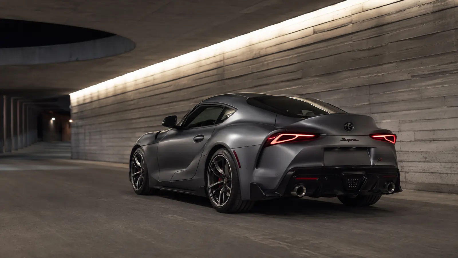 АВТО 1001328 Графитовая Toyota GR Supra в вечернем туннеле