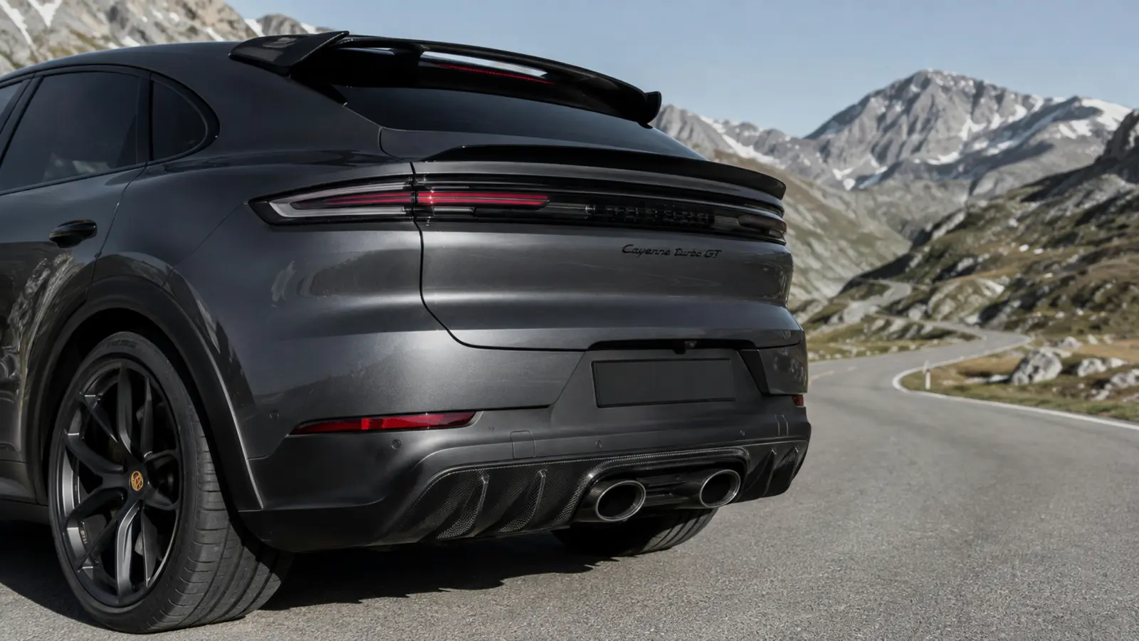 АВТО 1003115 графитовый Porsche Cayenne Turbo GT крупно премиальный кадр