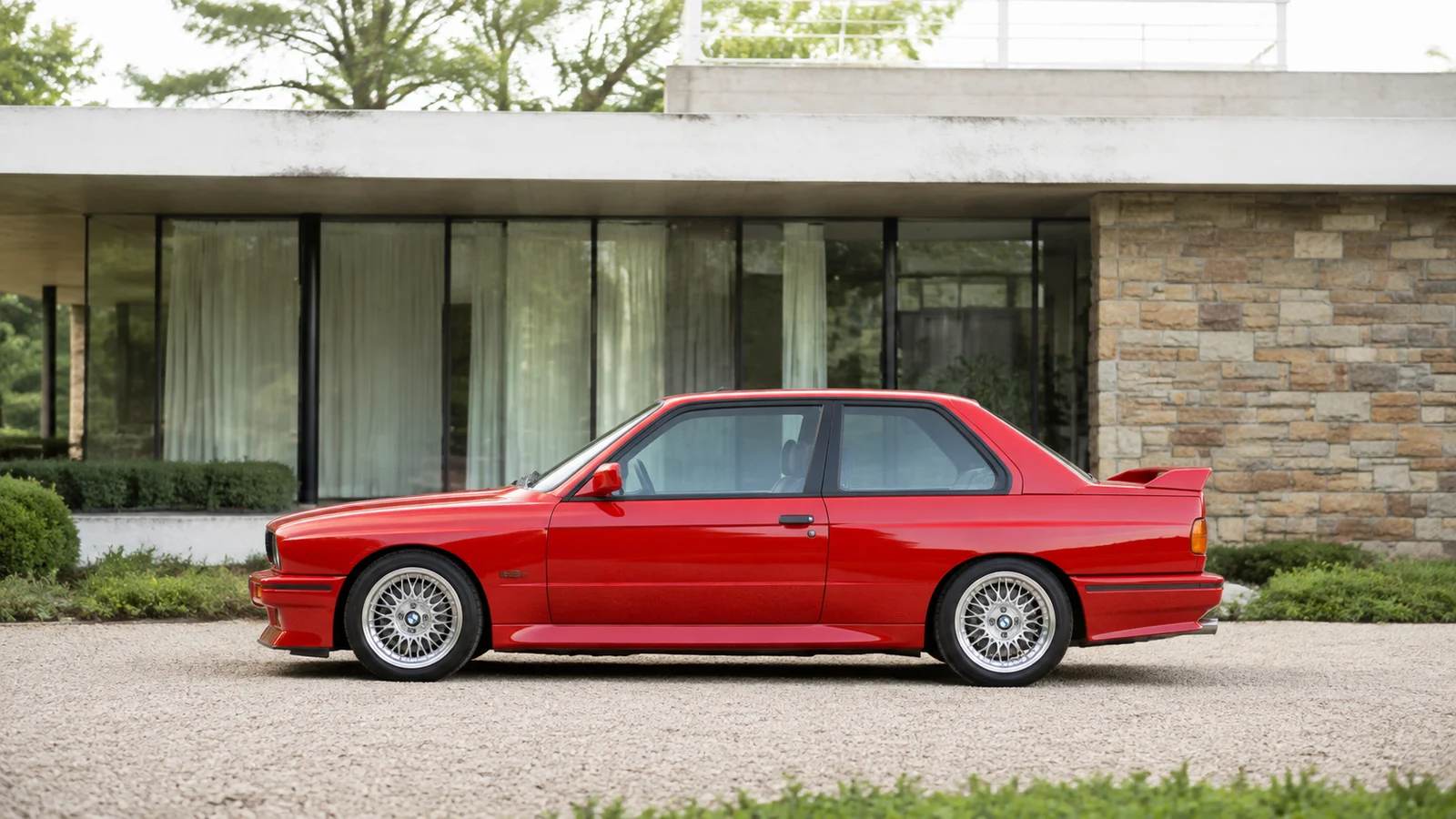 АВТО 1001212 красный BMW M3 E30 у модернистского дома