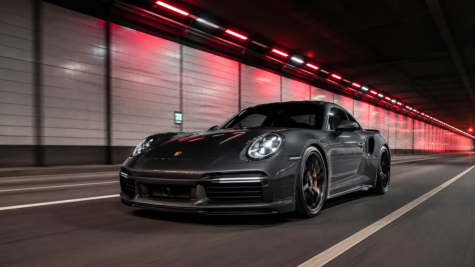 АВТО 1001994 серый Porsche 911 Turbo S в красном тоннеле