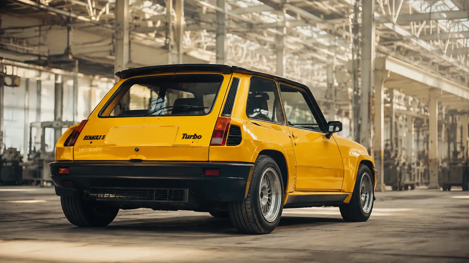 АВТО 1000996 жёлтый Renault 5 Turbo у французского завода 80-х