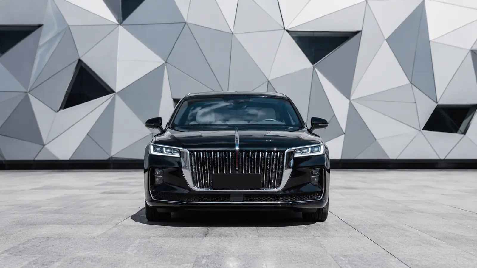АВТО 1002747 чёрный Hongqi H9 крупно у геометричного фасада