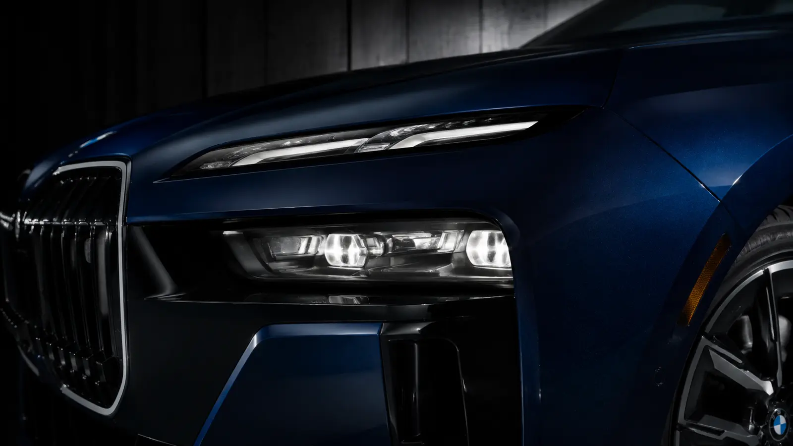 АВТО 1001615 крупный план фары BMW i7