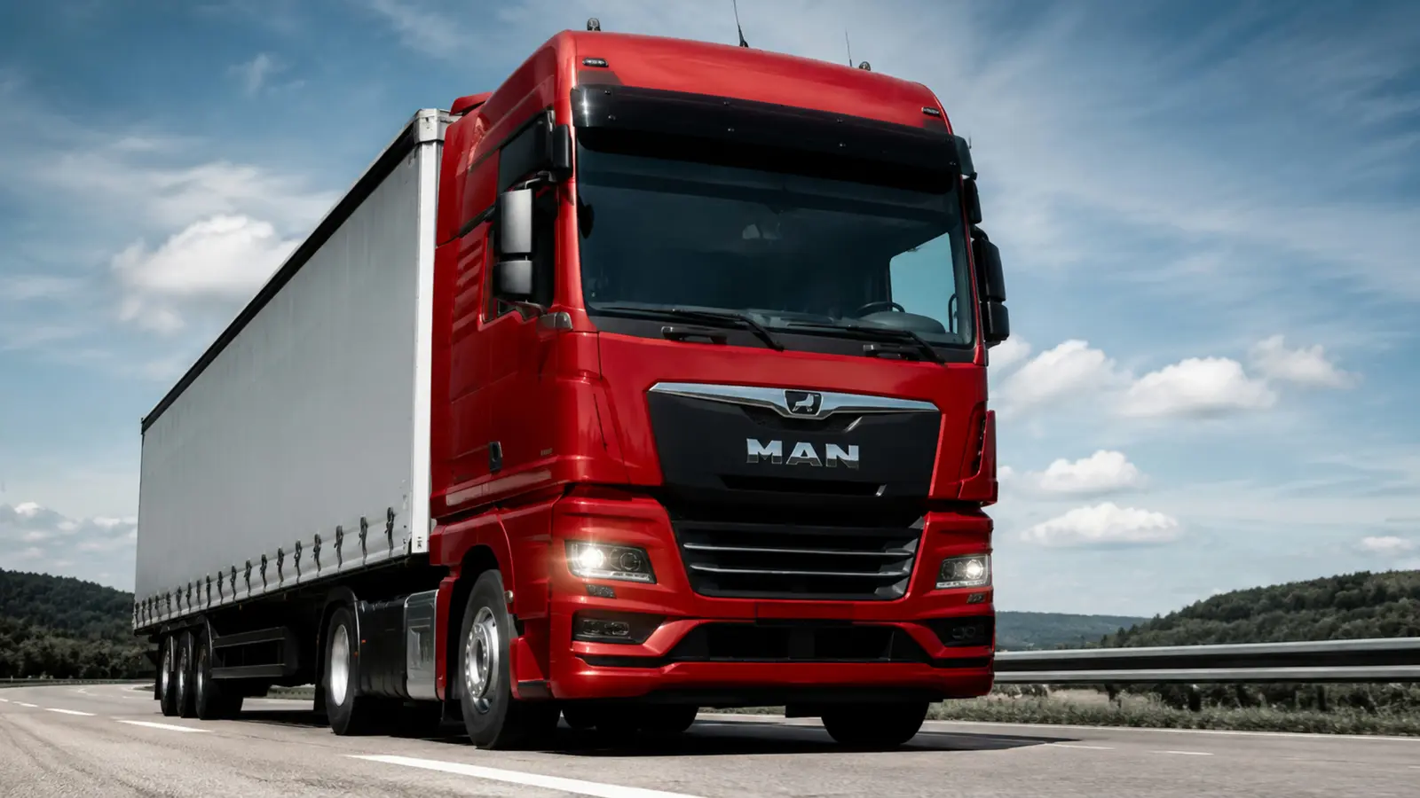 АВТО 1003022 красный MAN TGX низкий ракурс на сухой трассе
