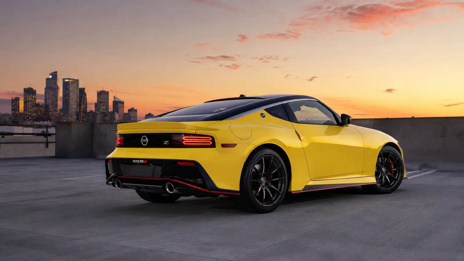 АВТО 1002170 жёлтый Nissan Z Nismo крупно на вечерней парковке