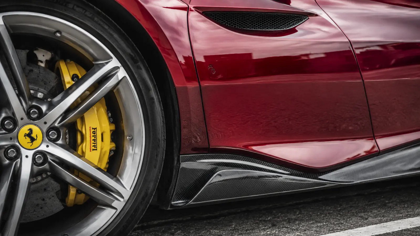 АВТО 1002323 колесо и карбон Ferrari крупным планом