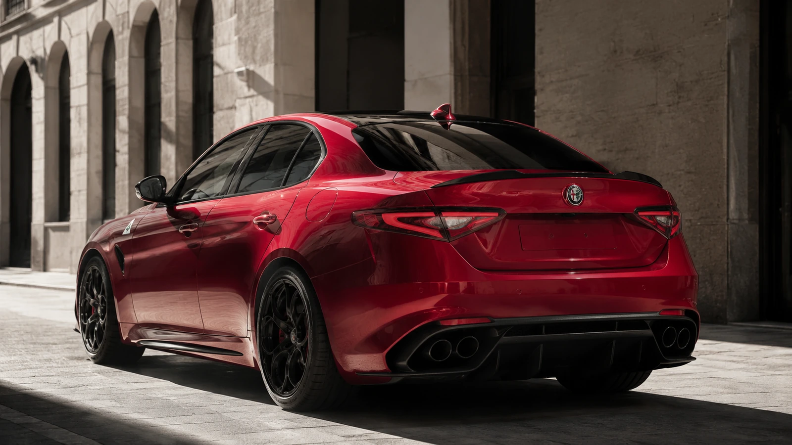 АВТО 1000723 красная Alfa Romeo Giulia в миланском квартале