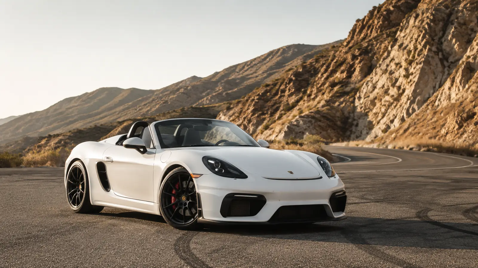АВТО 1001831 белый Porsche 718 Spyder в пустыне