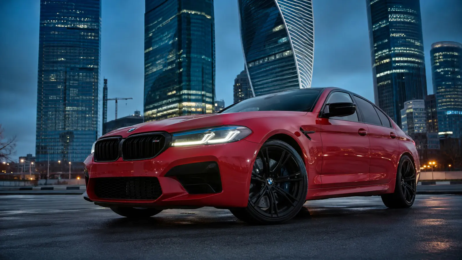 АВТО 1003243 ярко-красный BMW M5 Competition крупно с уровня переднего колеса