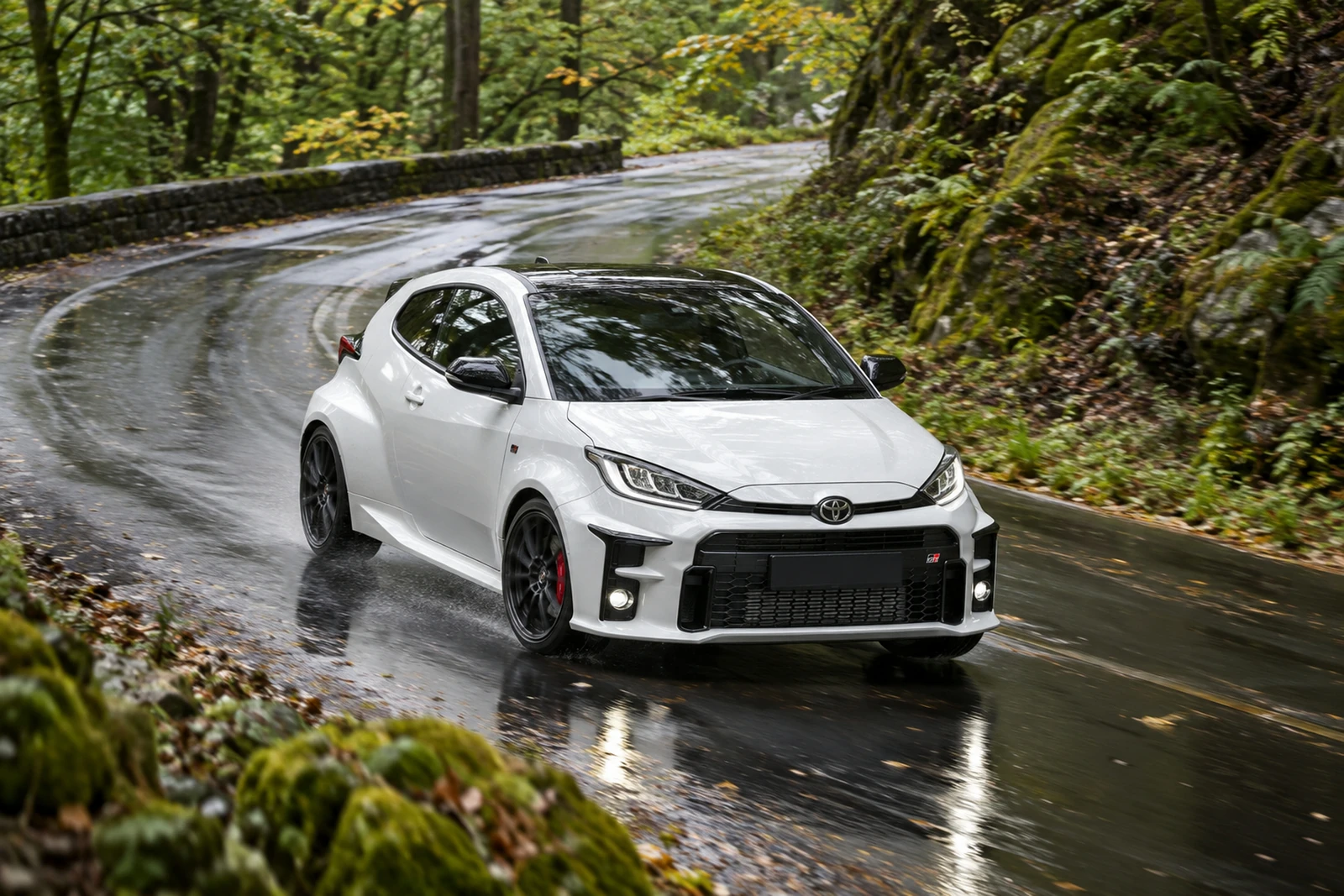 АВТО 1007534 белая Toyota GR Yaris на мокрой лесной дороге