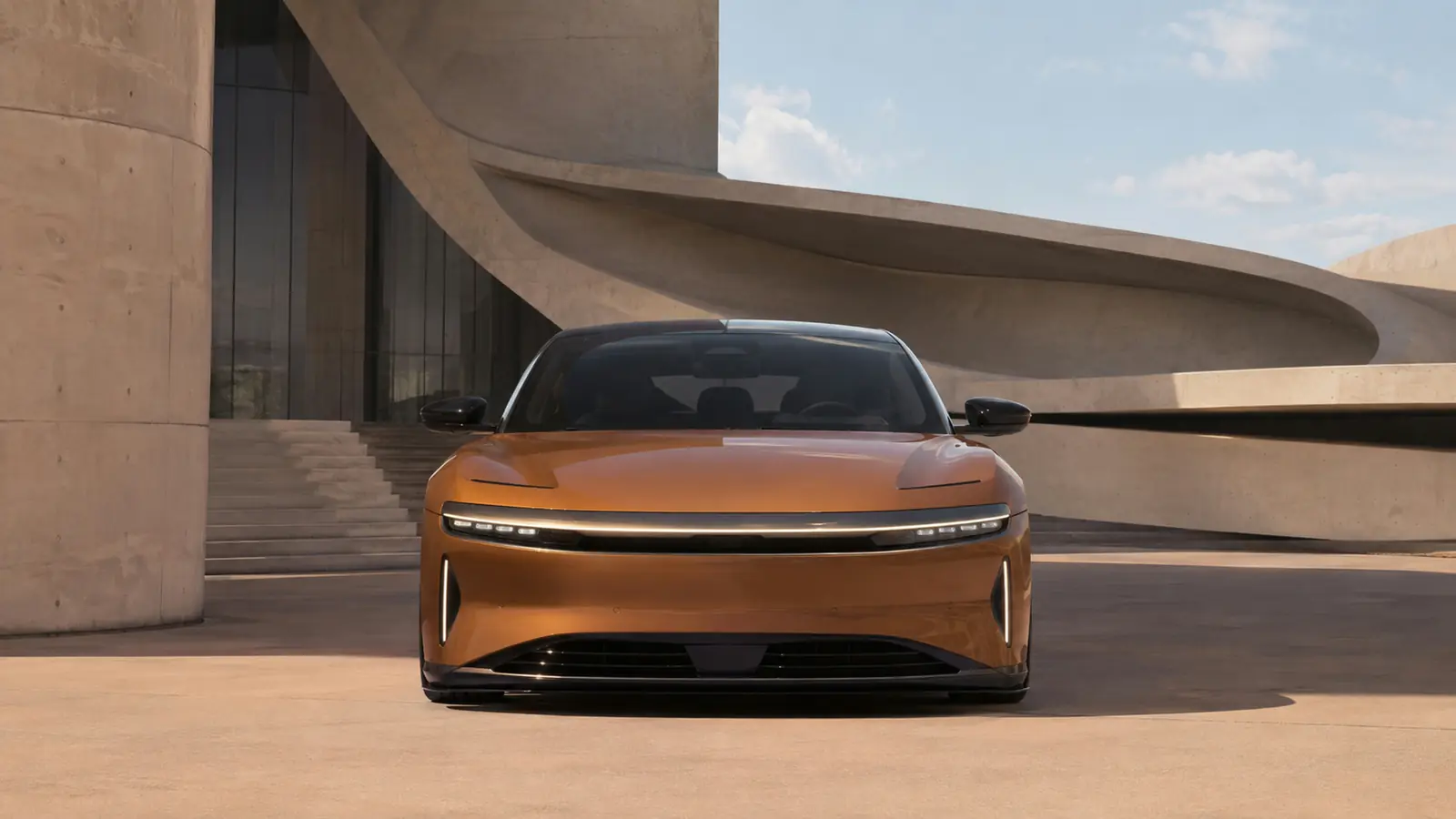 АВТО 1002604 медный Lucid Air Sapphire в архитектурном квартале