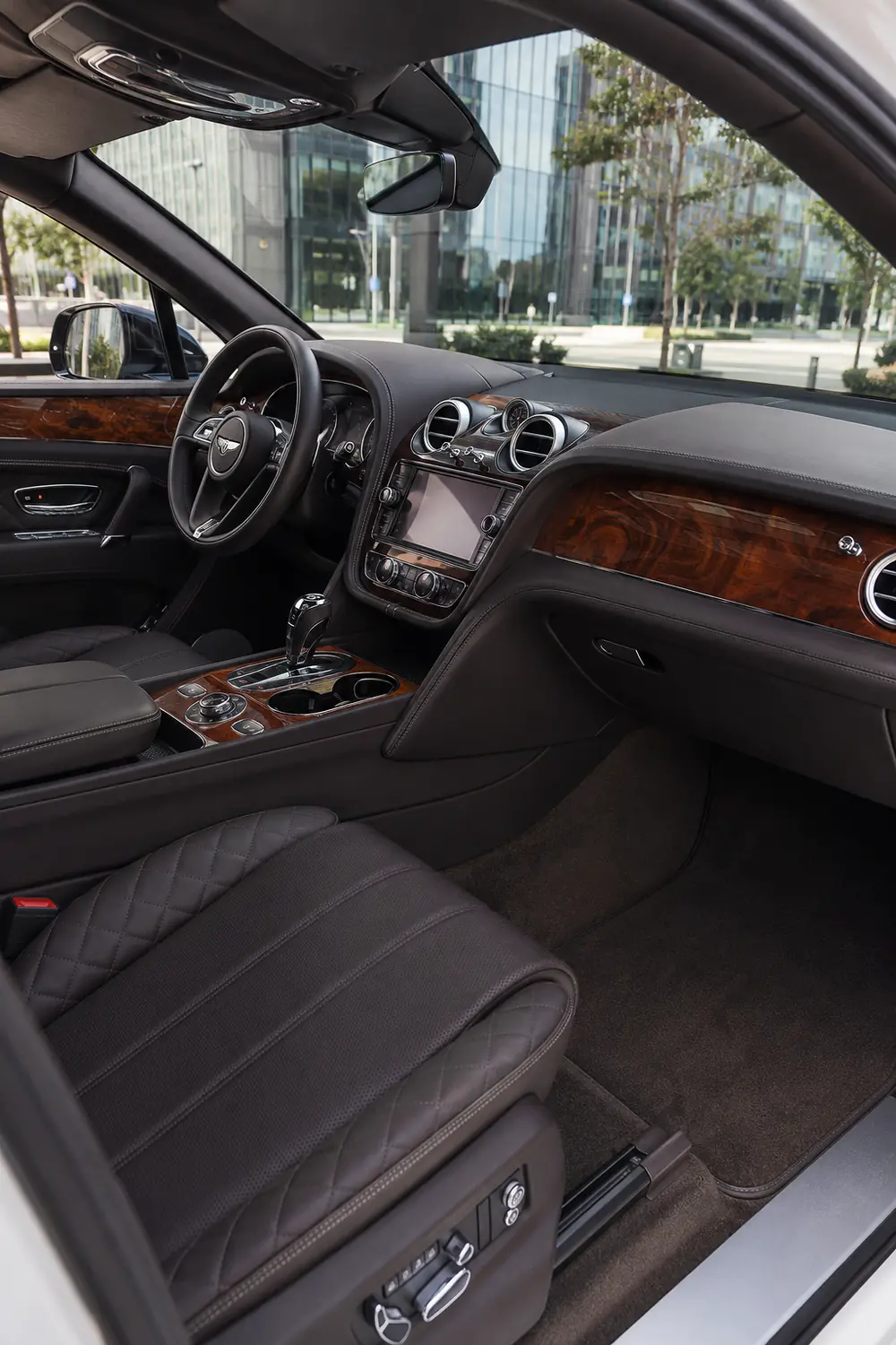 АВТО 1003857 салон Bentley Bentayga днём
