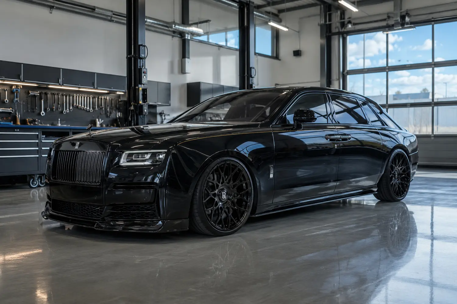 АВТО 1003776 чёрный Rolls-Royce Ghost Black Badge в светлой performance-мастерской