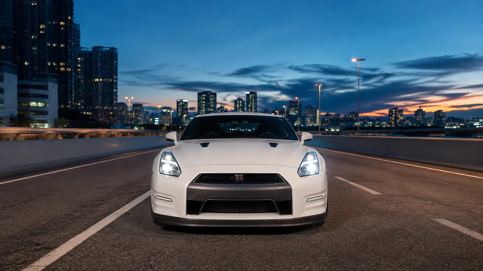 АВТО 1000536 серый Nissan GT R R35 на ночной улице