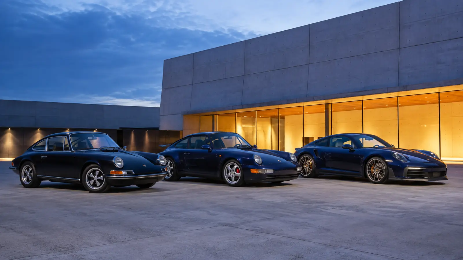 АВТО 1002036 три поколения Porsche 911 у автомобильного музея