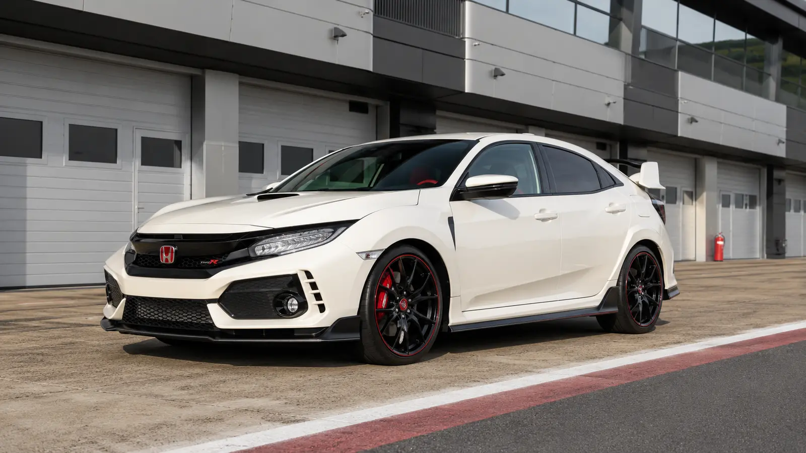 АВТО 1001761 белый Honda Civic Type R у пит-боксов