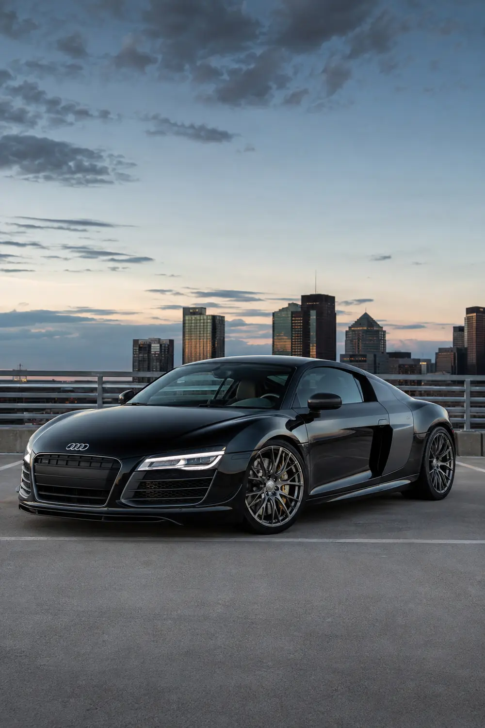 АВТО 1003750 чёрный Audi R8 GT на крыше городского паркинга