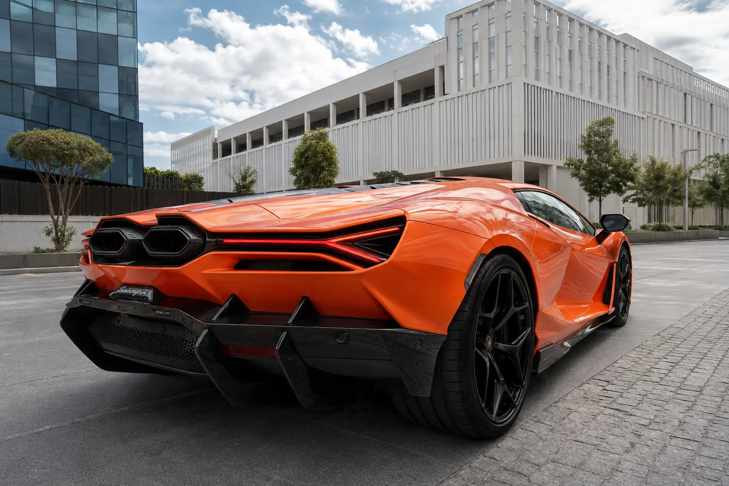 АВТО 1003779 оранжевая Lamborghini Revuelto в современном Мадриде