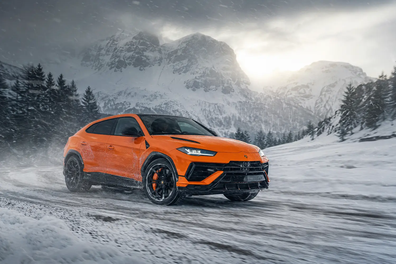 АВТО 1003524 оранжевый Lamborghini Urus Performante в снегопаде