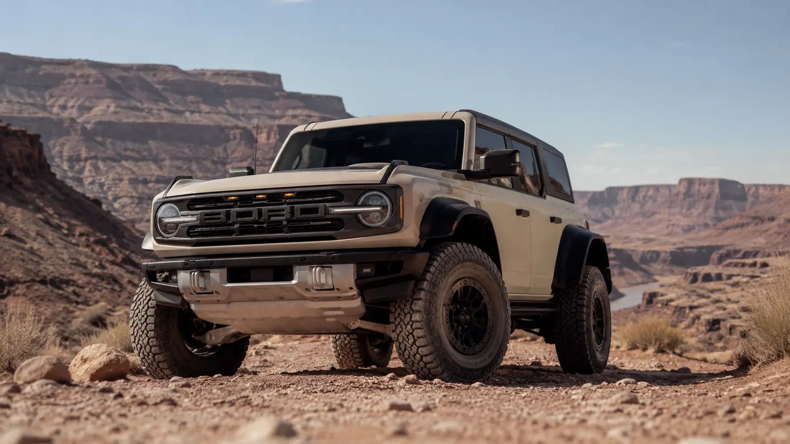 АВТО 1001164 песочный Ford Bronco Raptor в каньоне