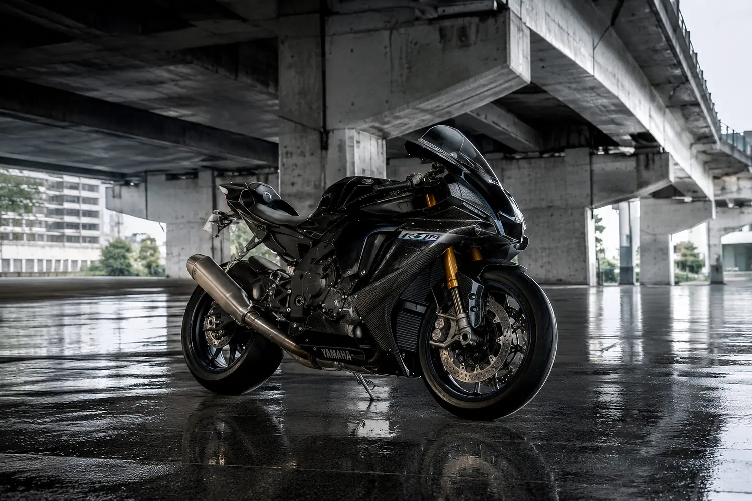 АВТО 1003631 чёрный Yamaha YZF-R1M под мокрой эстакадой