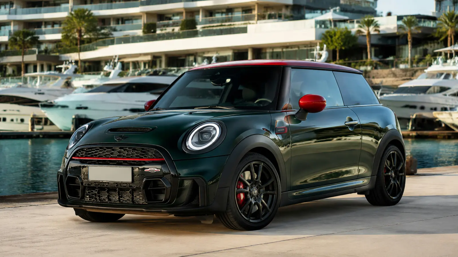 АВТО 1003062 зелёный Mini John Cooper Works крупно общий ракурс с выразительной архитектурой у яхтенной марины