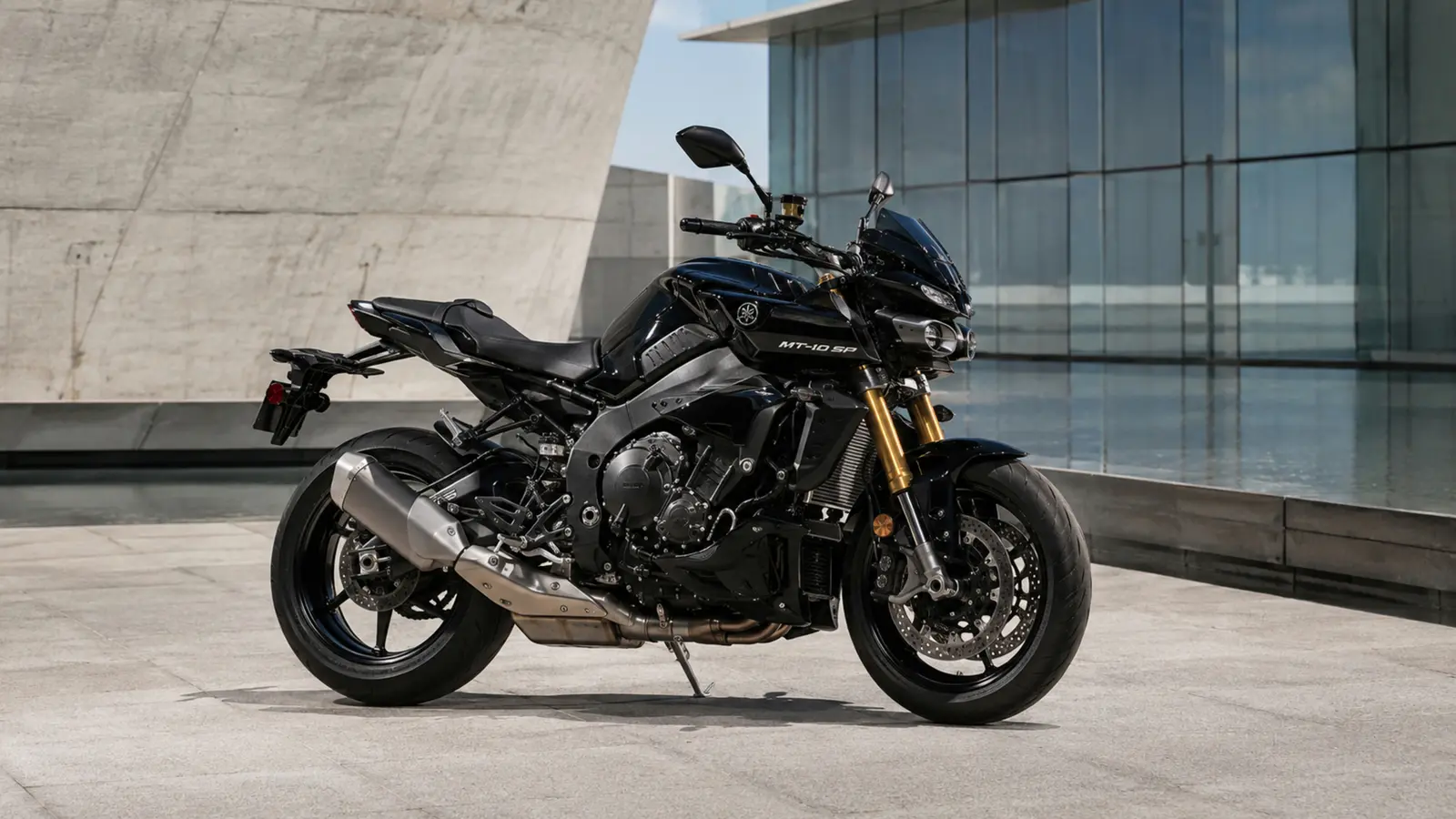 АВТО 1003305 глубокий чёрный Yamaha MT-10 SP крупно с уровня колеса