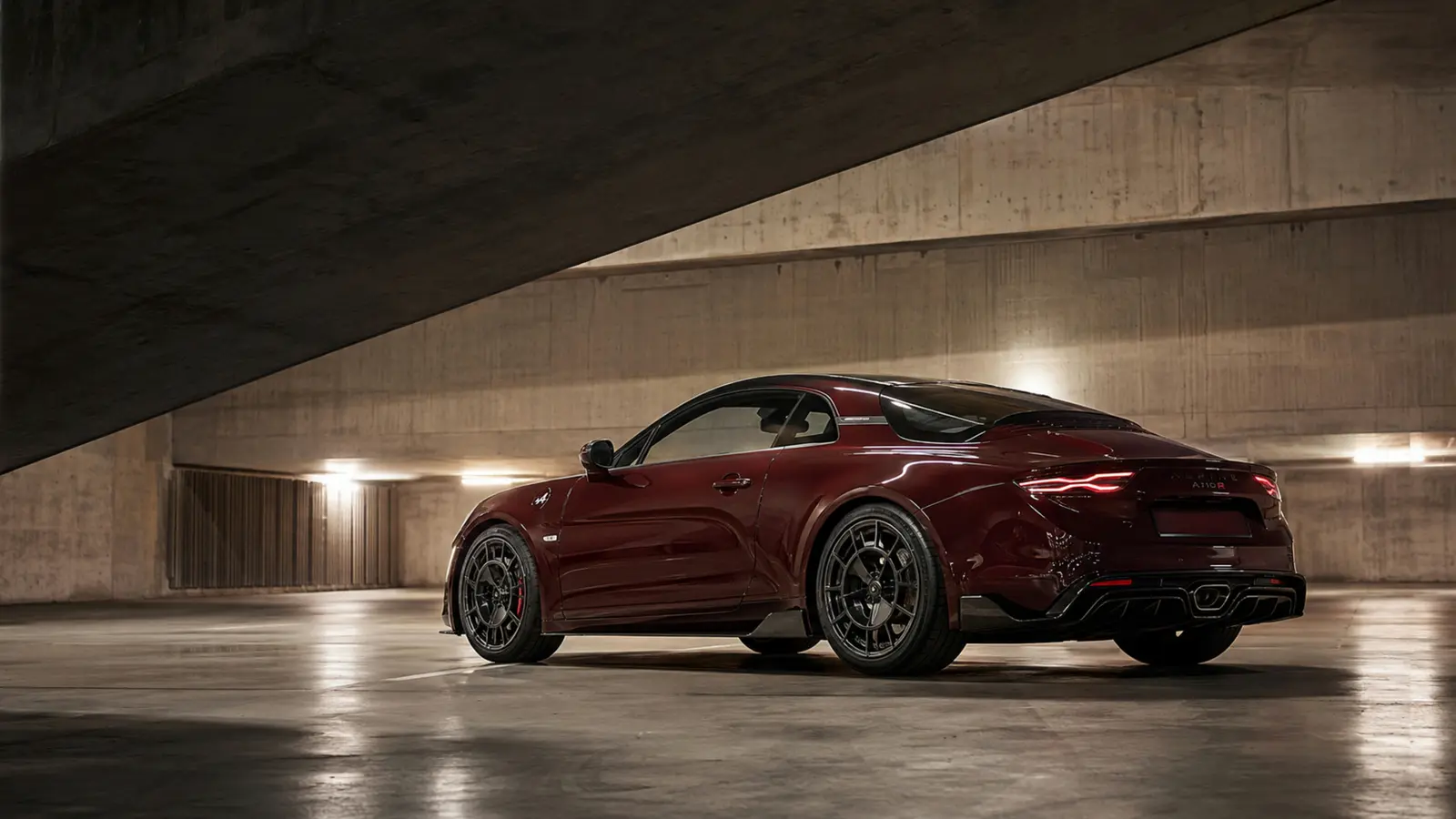 АВТО 1003288 бордовый Alpine A110 R целиком под диагональю моста