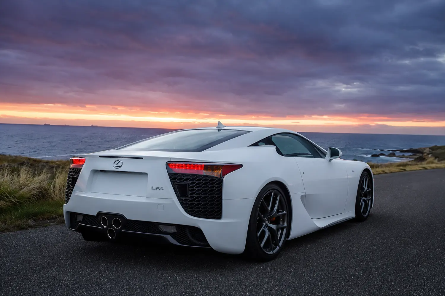 АВТО 1003766 белый Lexus LFA на просторном побережье в сумерках