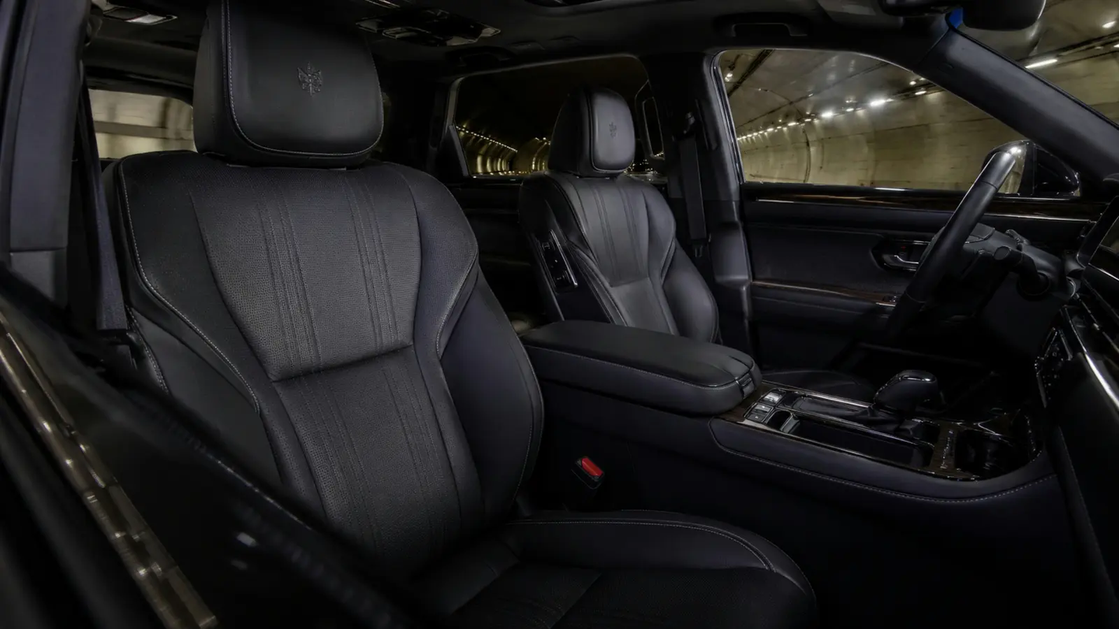АВТО 1003005 чёрный Toyota Century SUV передние кресла и центральная консоль крупным планом в тоннеле с мягким светом