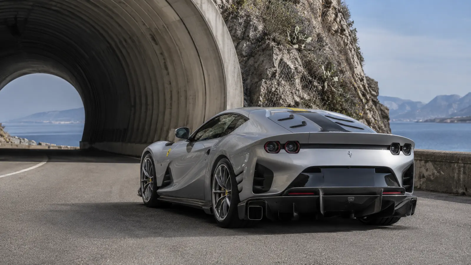 АВТО 1001347 Серебристая Ferrari 812 у прибрежного тоннеля