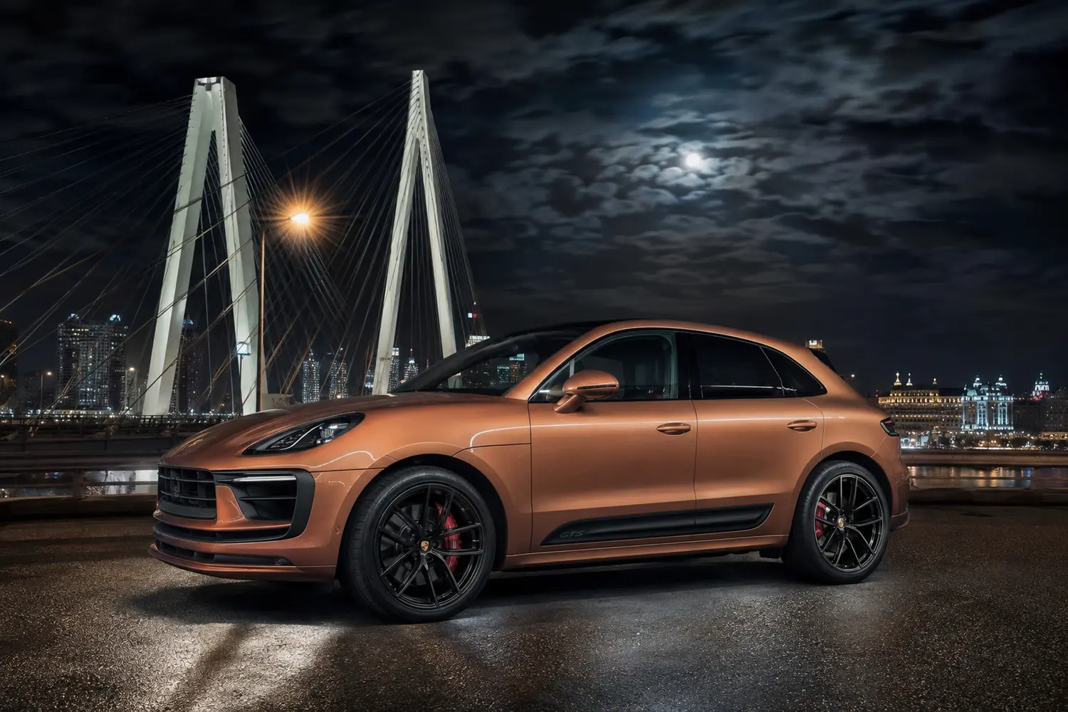 АВТО 1003768 медный Porsche Macan GTS у моста Миллениум в Казани