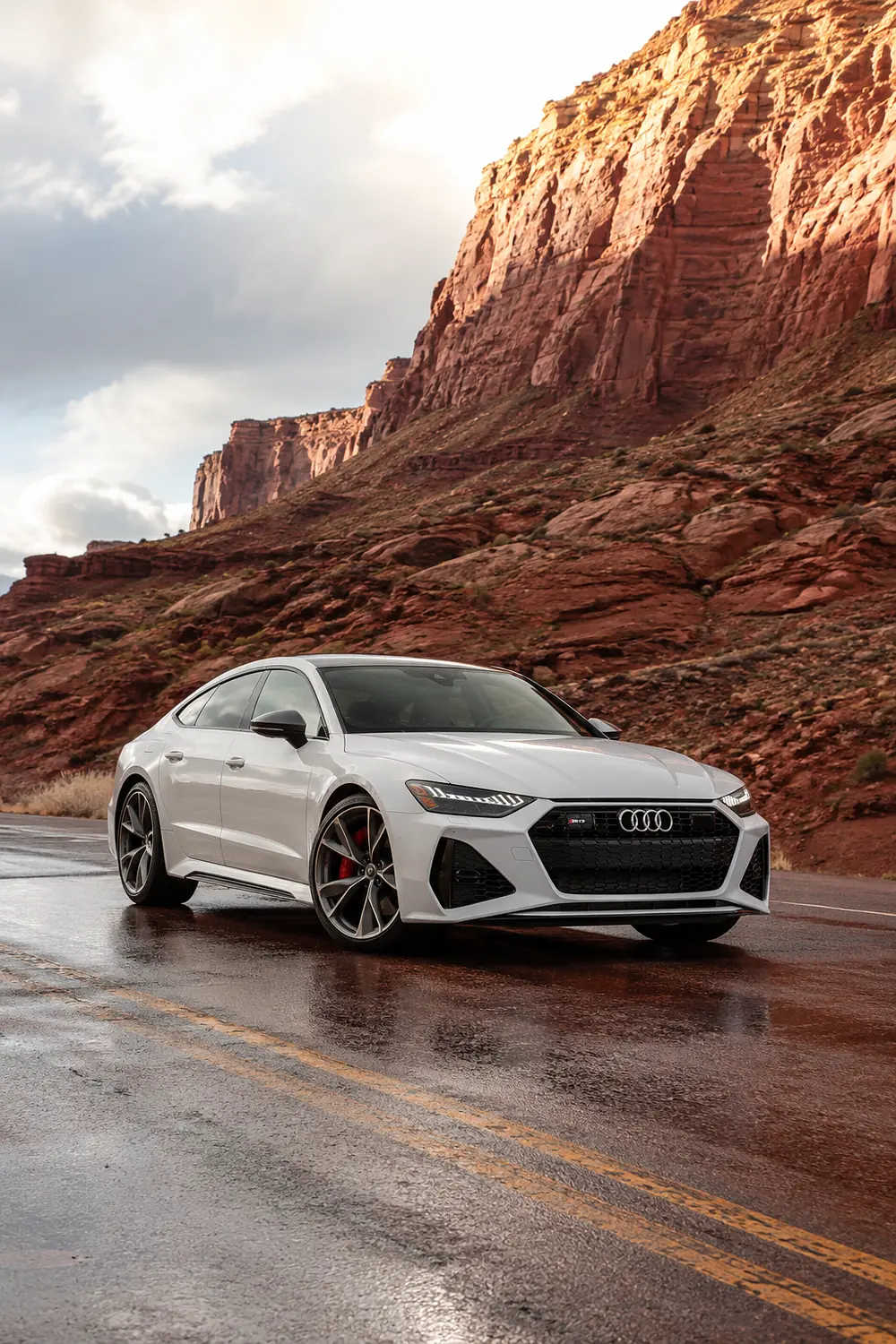 АВТО 1003649 белый Audi RS 7 performance в каньоне красных скал