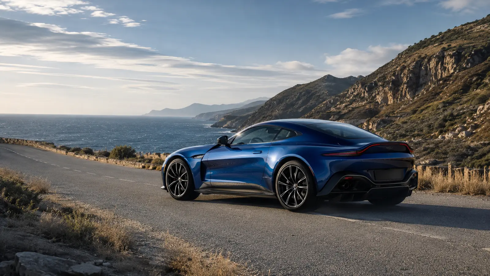 АВТО 1000808 синий Aston Martin Vantage на прибрежной дороге