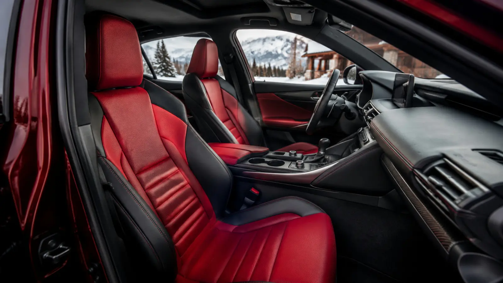 АВТО 1003001 бордовый Lexus IS 500 передние кресла и центральная консоль крупным планом на заснеженной дороге у шале